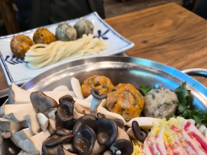만두와 야채, 버섯이 어우러진 전골
