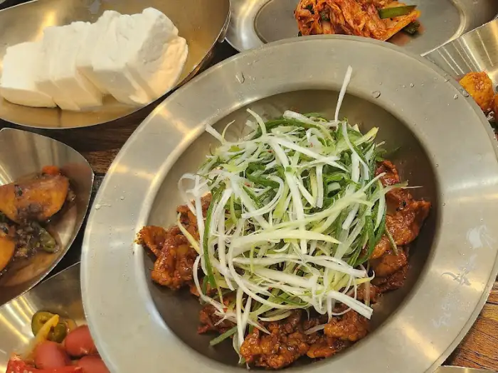 뽀얀 순두부가 담긴 그릇