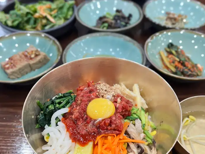 한상 가득 차려진 비빔밥과 반찬들