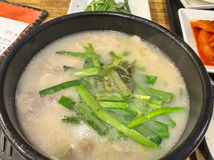 기본 돼지국밥 위에 파채가 듬뿍 올려진 모습