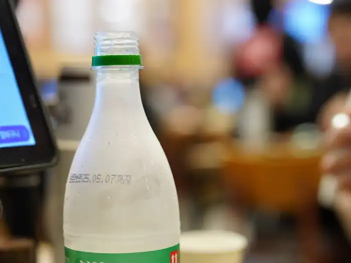 시원하게 마시는 음료수 병