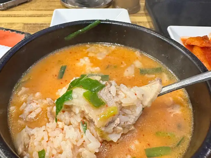얼큰한 국물의 돼지국밥