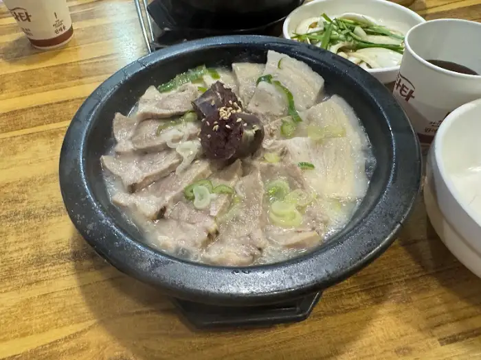푸짐한 돼지 수육 접시