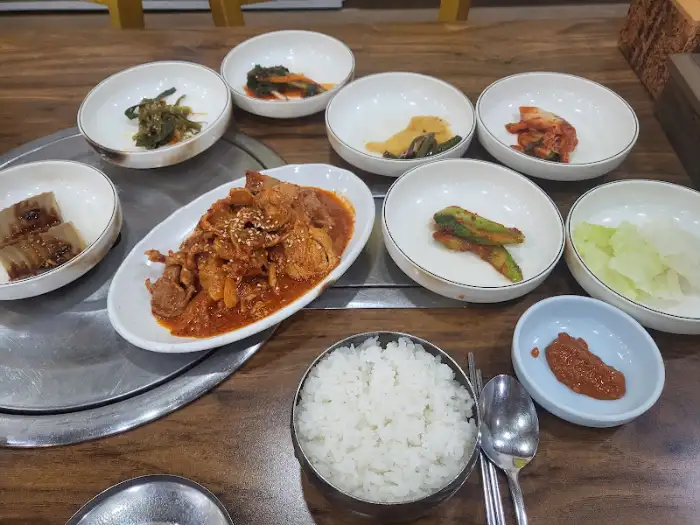 고창식당 제육볶음과 반찬