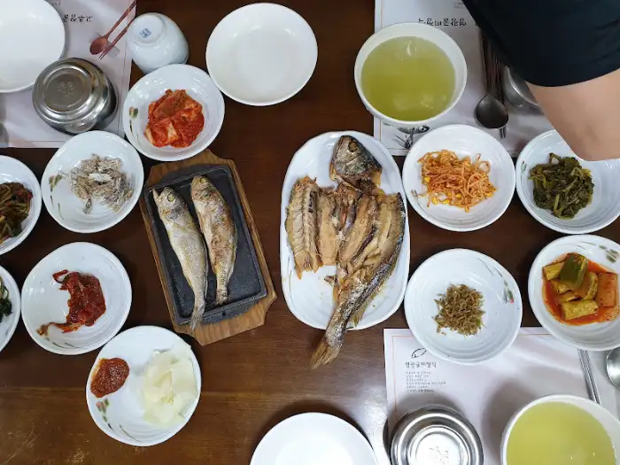 여러 반찬과 생선