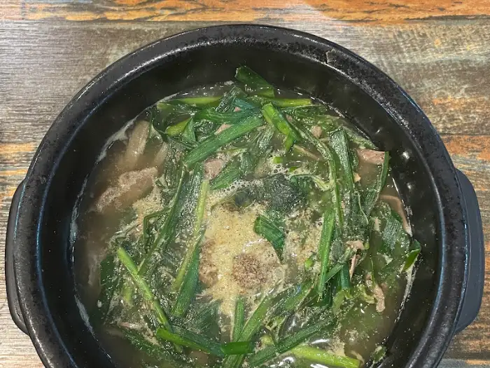 흑염소탕 국물 떠먹는 모습
