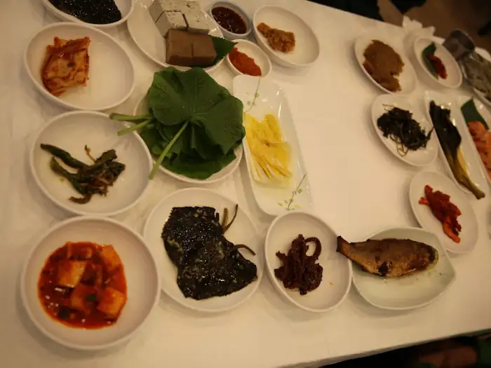 정갈하게 담겨 나온 다양한 밑반찬들