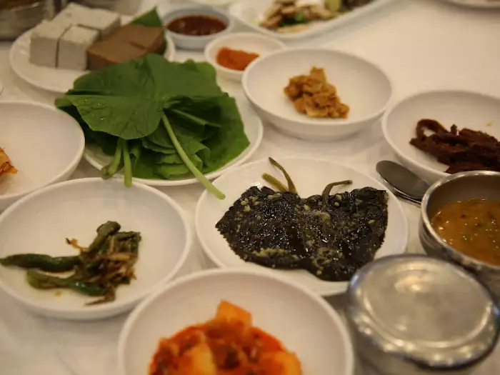 보기 좋게 담겨 나온 김치와 쌈 채소