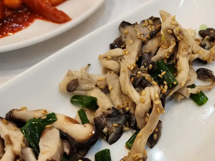 향긋한 버섯과 채소가 어우러진 요리