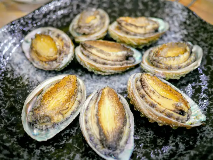 싱싱한 통 전복 구이