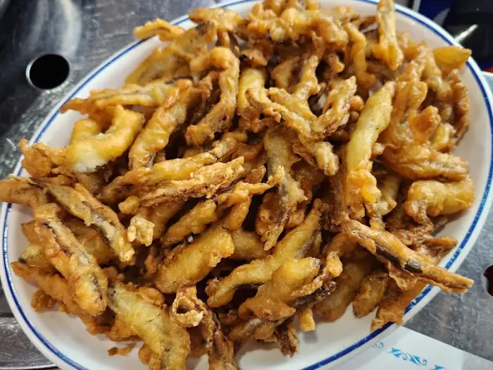 푸짐하게 담긴 빙어튀김