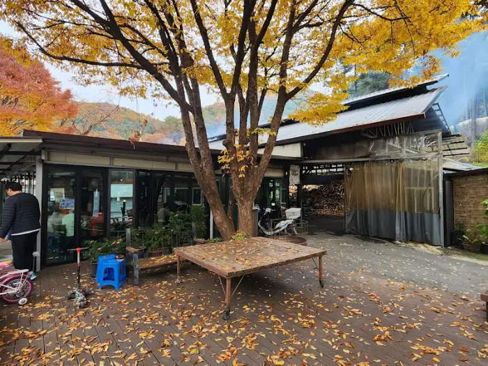 가을 숲 속 식당 외부 풍경