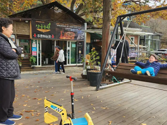 아이들이 놀고 있는 식당 앞 마당