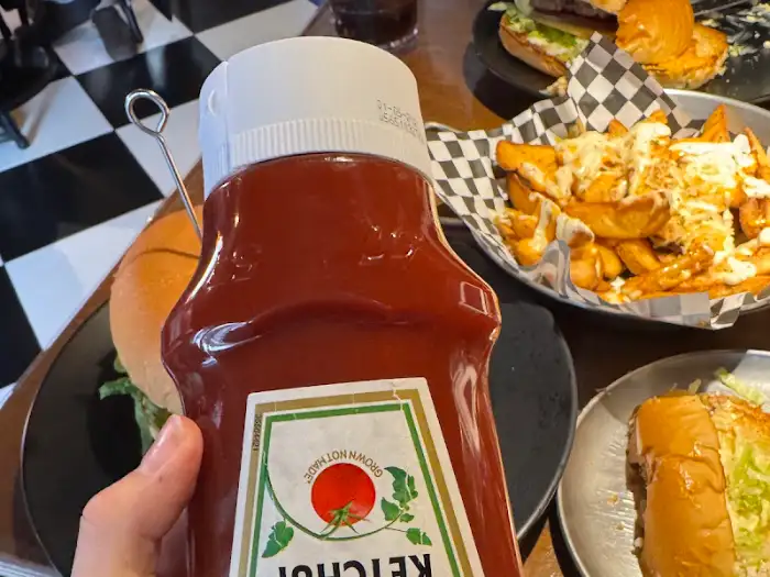 케첩 병과 감자튀김