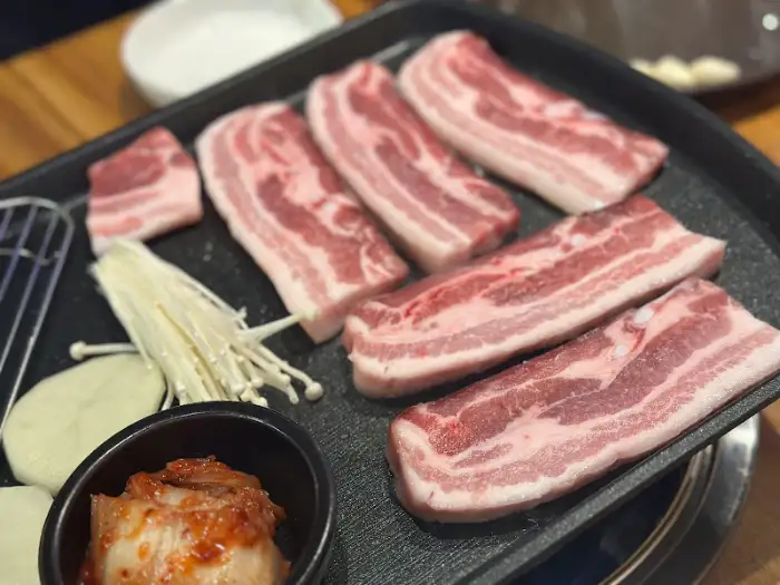 불판 위 삼겹살