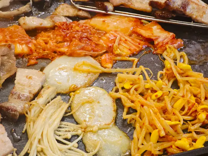삼겹살과 함께 굽는 김치와 채소