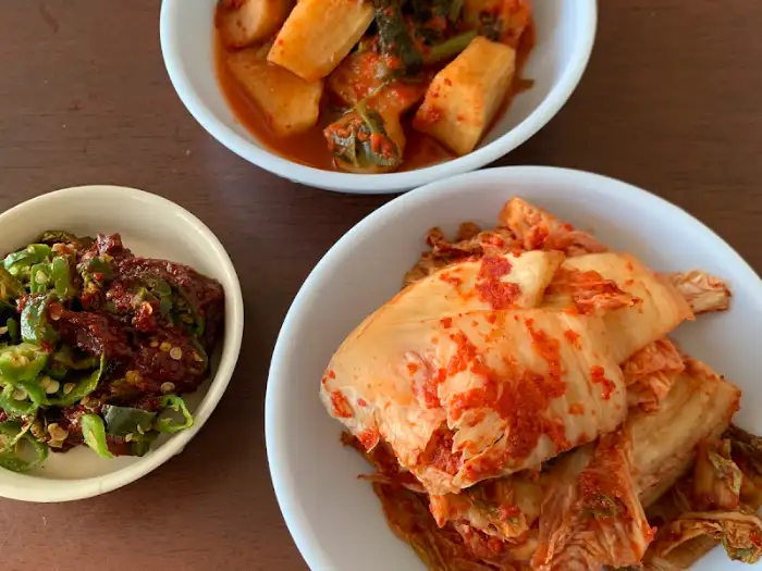 잘 익은 김치와 깍두기