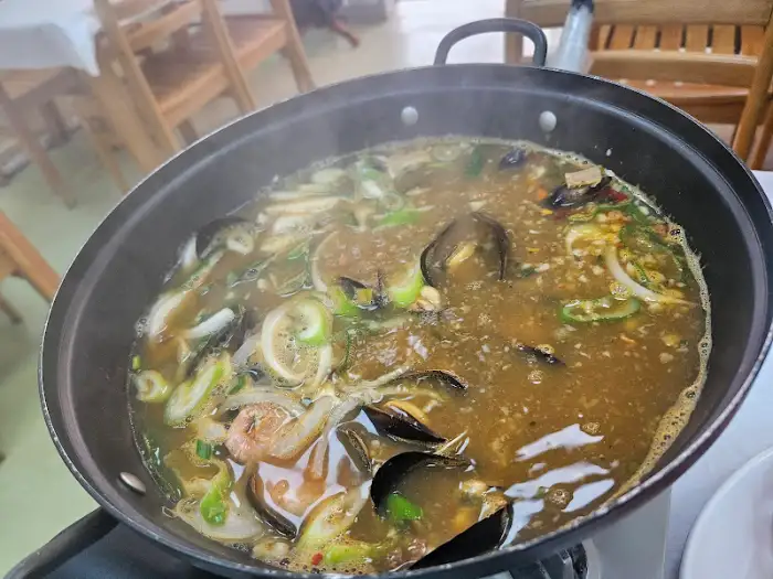 해산물이 가득 끓고 있는 홍게탕