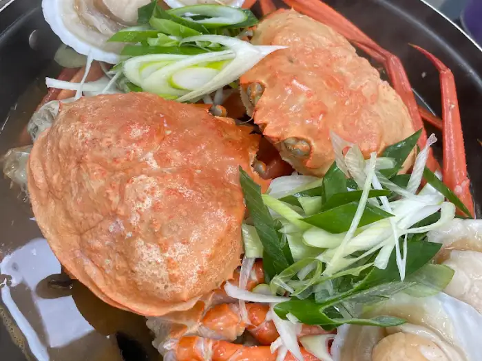 푸짐한 홍게 한 마리가 통째로 들어간 라면