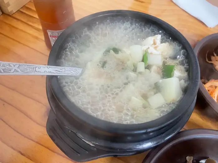 정갈하게 차려진 여러 가지 밑반찬과 밥