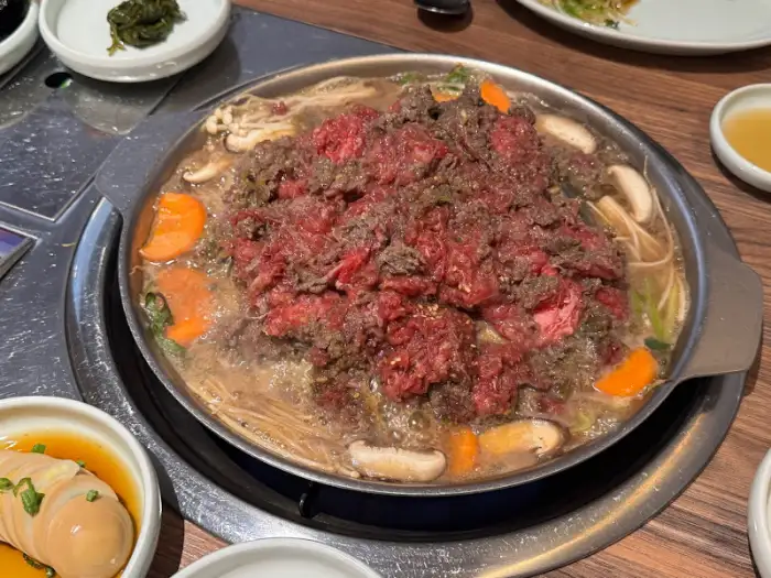 끓어가는 한우 불고기 냄비와 다채로운 밑반찬