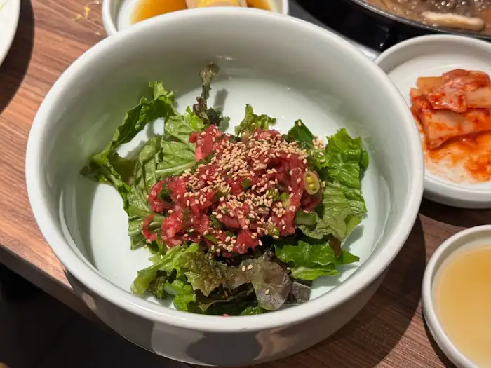 신선한 채소 위에 담긴 육회 비빔밥