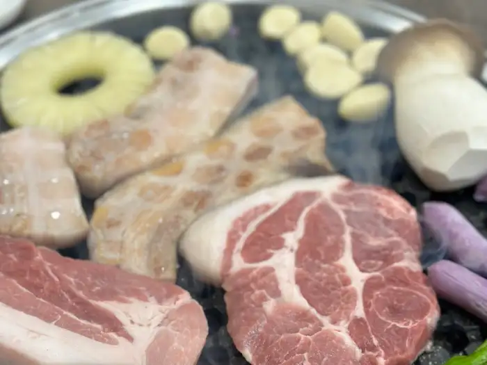불판에 올라갈 신선한 고기