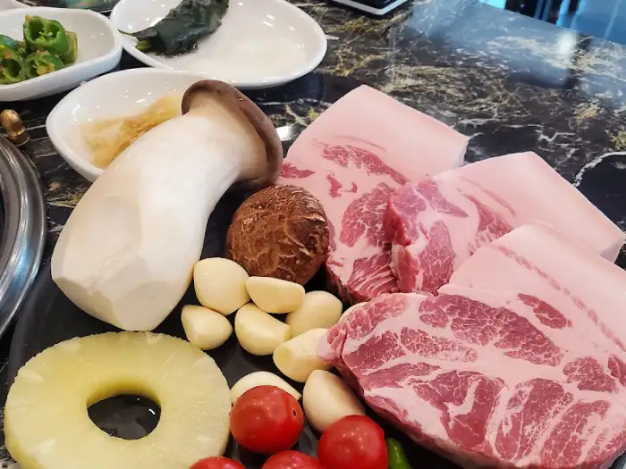 불판에 올리기 전 고기 단면