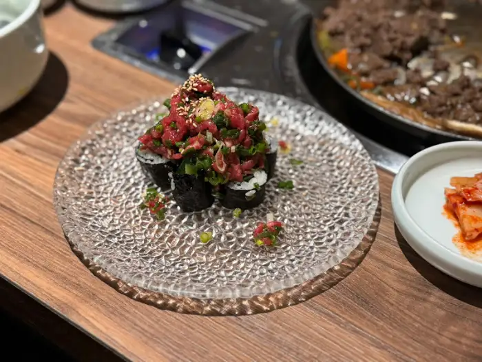 육회와 김밥의 독특한 조합