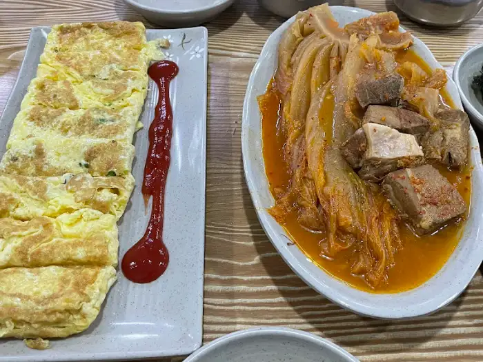 계란말이와 김치찜을 함께 찍은 사진