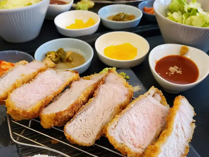 푸짐하게 차려진 돈까스 한 상