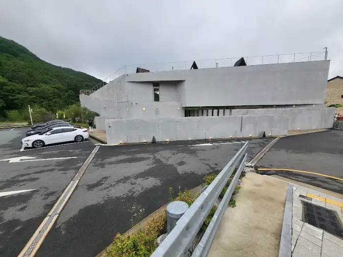 헤이든신씨어 건물 전경과 산정호수 풍경