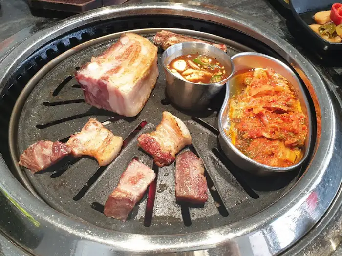 불판 위 고기