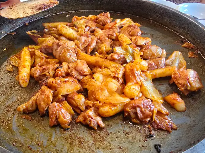 닭갈비와 떡, 채소가 어우러진 모습
