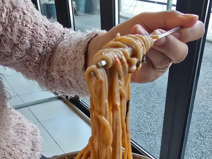 포크에 돌돌 말린 막국수 면발