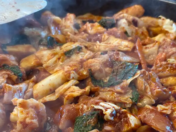 김치와 닭갈비가 함께 익어가는 모습