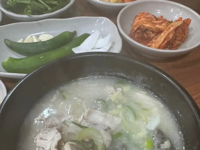 김이 모락모락 나는 순대국밥의 국물과 건더기