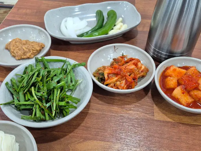 순대국밥과 함께 제공된 푸른 채소와 고추, 마늘