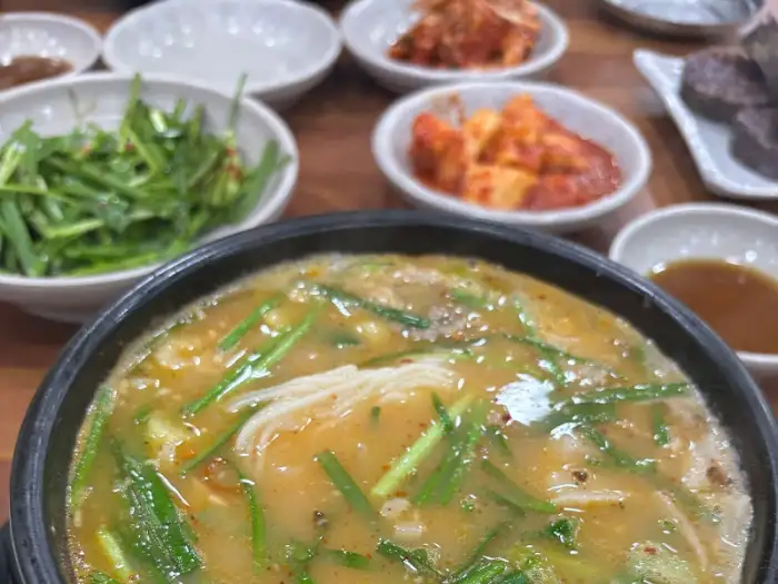 순대국밥에 국수와 파가 듬뿍 들어간 모습