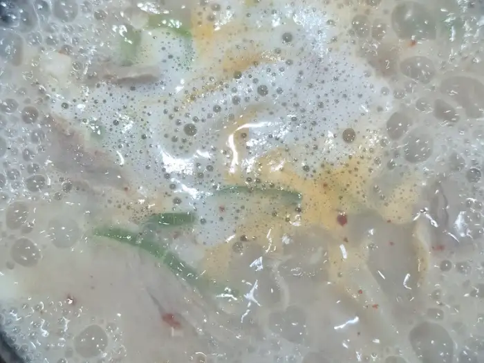 순대국밥 국물의 거품과 건더기 질감
