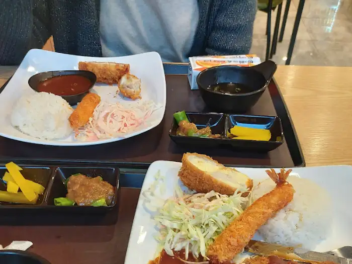테이블에 놓인 음식들
