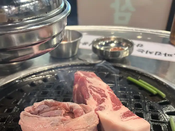 불판 위에 올라간 고기