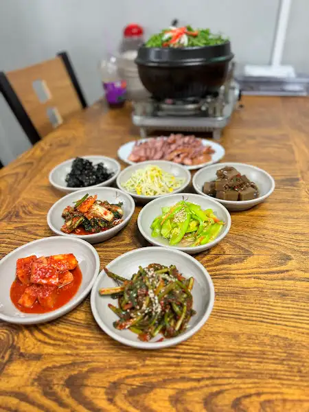 메기매운탕과 곁들여 나온 밑반찬들
