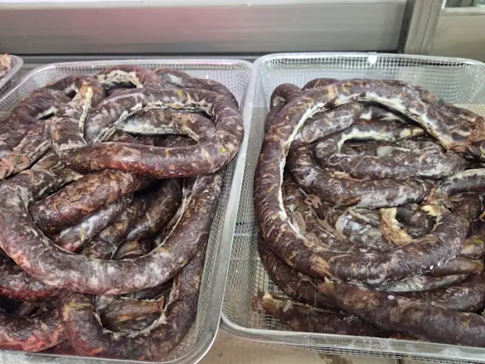 바구니에 담긴 굵은 순대