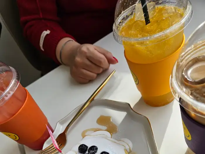 계란 모양 빵과 음료