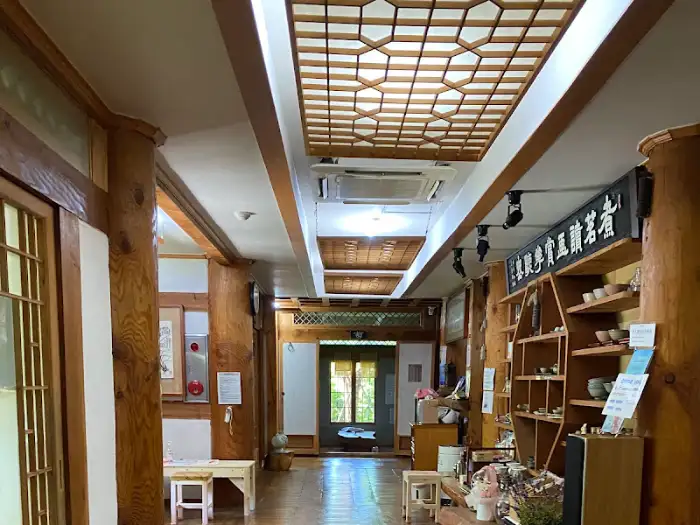 찻집 내부 복도