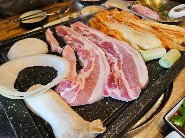 돈벼락김치삼겹살 초벌