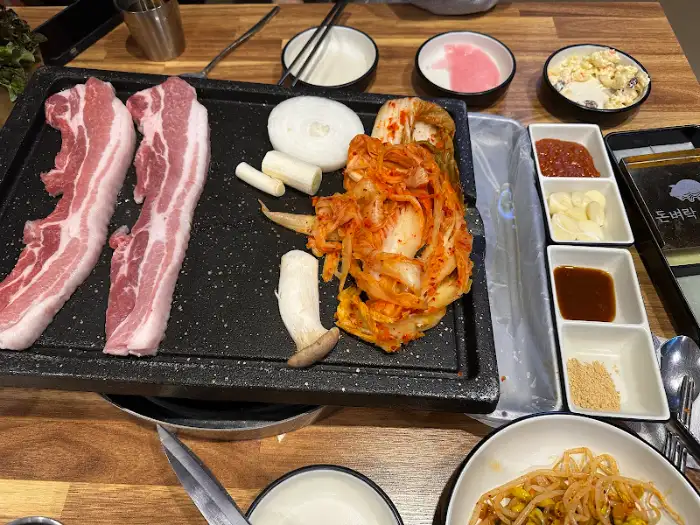 잘 구워진 김치삼겹살