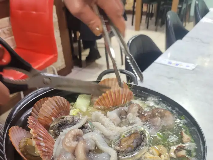 집게와 가위로 낙지를 자르고 있는 모습