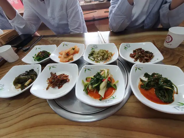 다양한 밑반찬이 차려진 식탁 모습